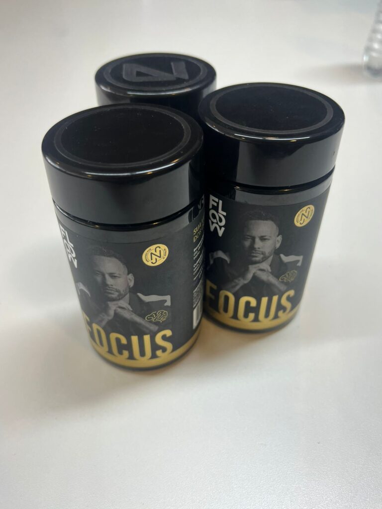 Dr. Felipe B. segurando Focus Floow