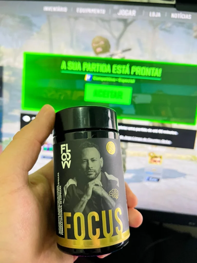 Lucas tremBala segurando Focus Floow
